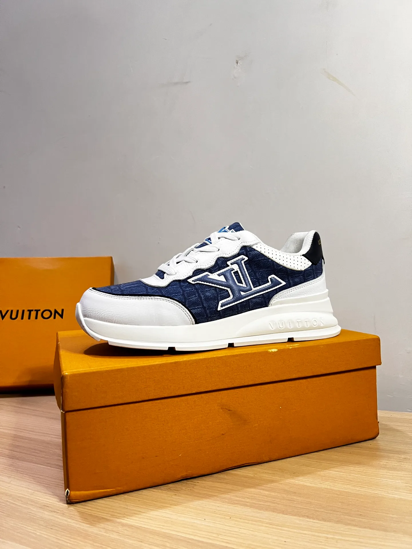 Factory price: 438💰LV men's classic casual sneakers. This sneaker is made of soft cow leather and has a classic logo. The classic logo shapes the elegant upper. The thick yet lightweight rubber outsole is embossed with the Louis Vuitton logo. The padded insole and technical lining once again upgrade the comfort experience. The calfskin lining imported from Italy is high-end and comfortable, and the original outsole is light and wear-resistant! Purely handmade, details determine quality! Size: 38-45, customized 45